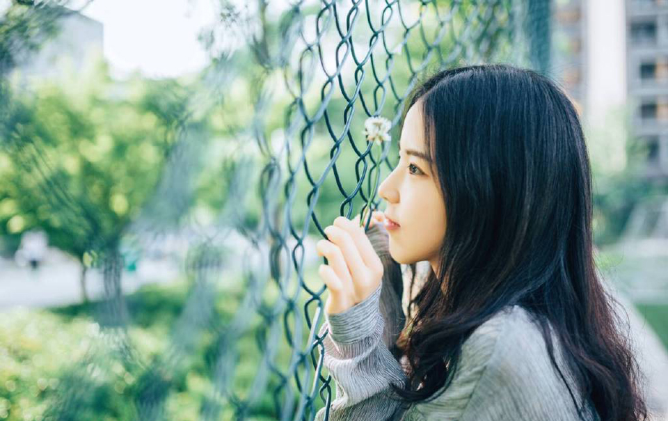 “把船拉过来。”吕蒙很快带着人马来到江岸边，看着自行飘荡的楼船，吕蒙皱了皱眉，沉声道。